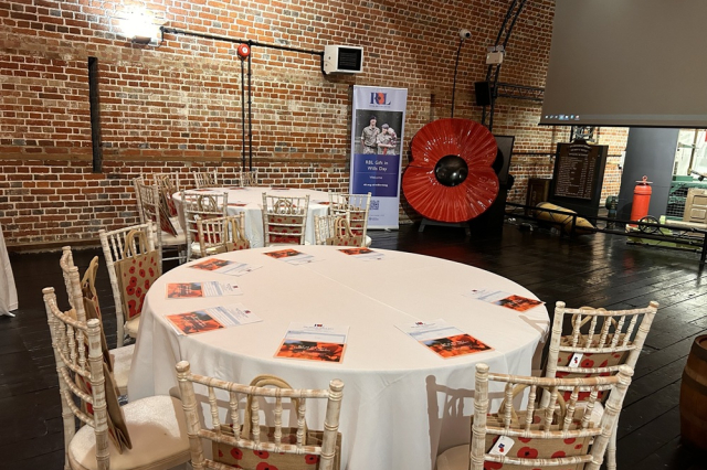 Grand Magazine round table dining